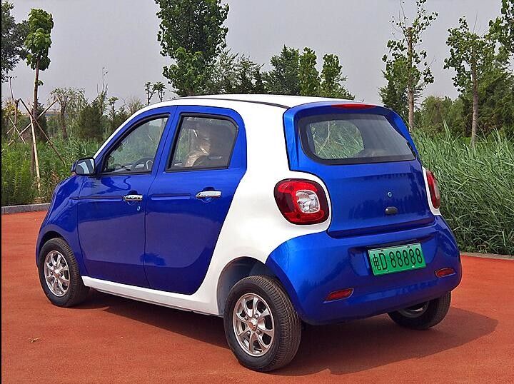 4 सीट्स मोटराइज्ड गोल्फ कार्ट 5kw बेंज स्मार्ट स्टाइल 6v 220ah 180 किलोमीटर रेंज के साथ