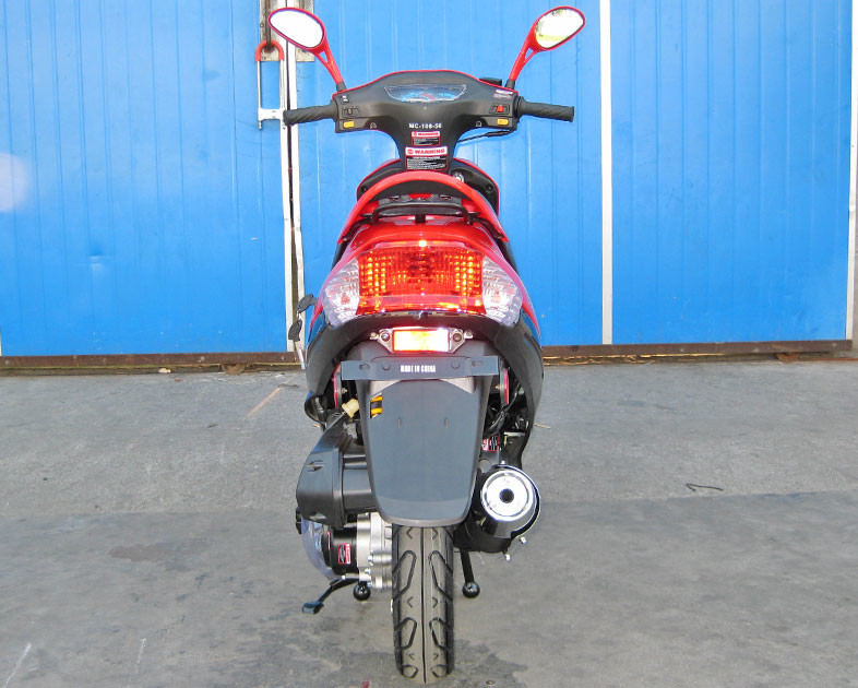 एयर कूल्ड सीडीआई इग्निशन एडल्ट मोटर स्कूटर 50CC स्कूटर 65 - 70 किमी / एच हैंड ब्रेक ऑपरेशन