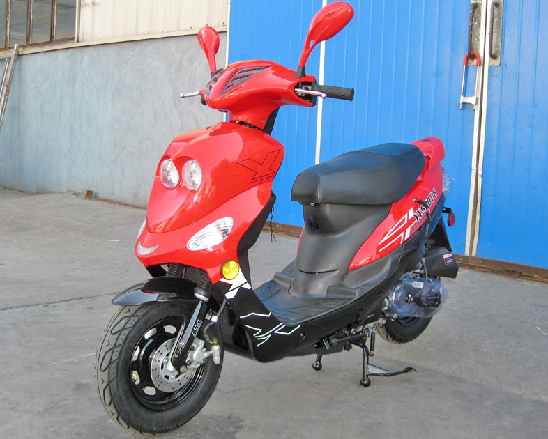 एयर कूल्ड सीडीआई इग्निशन एडल्ट मोटर स्कूटर 50CC स्कूटर 65 - 70 किमी / एच हैंड ब्रेक ऑपरेशन