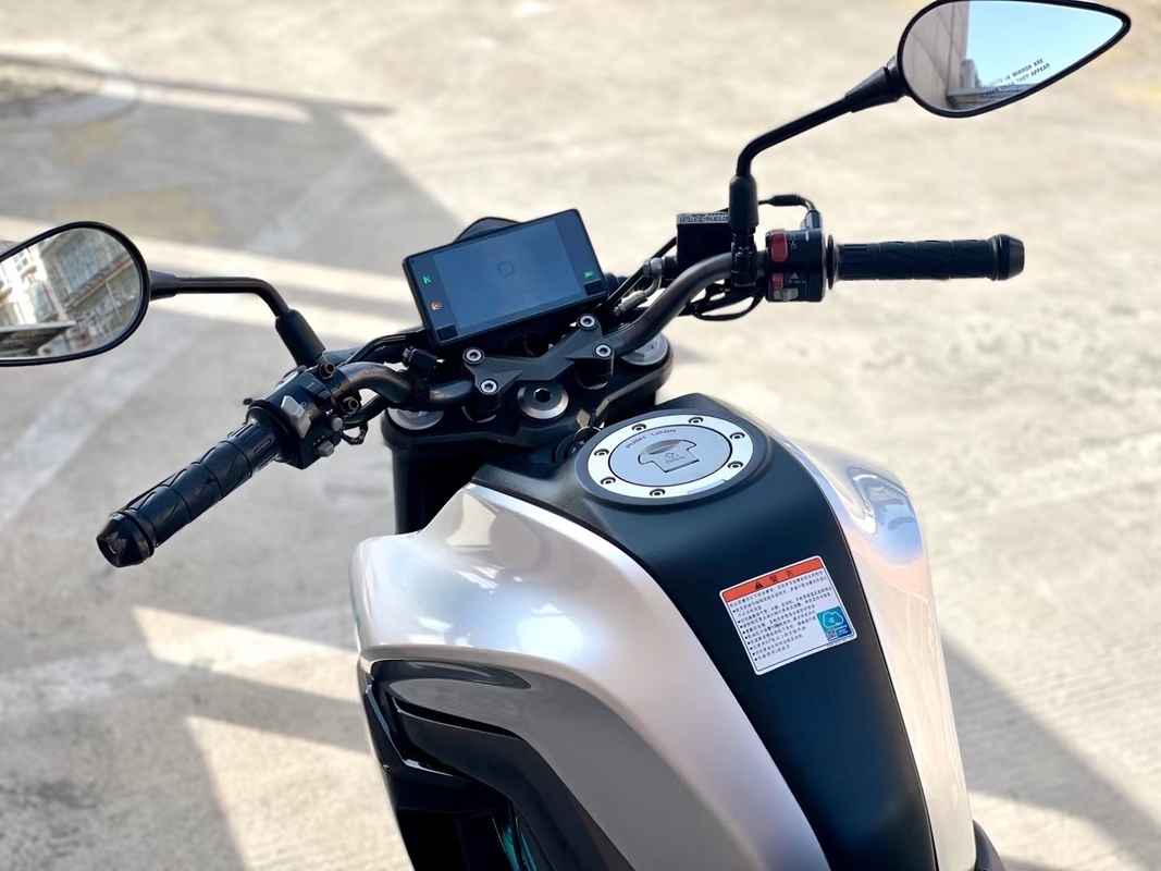 एयर कूल्ड 4 स्ट्रोक SOHC 2 वाल्व इंजन के साथ 150cc उच्च शक्ति वाली मोटरसाइकिलें