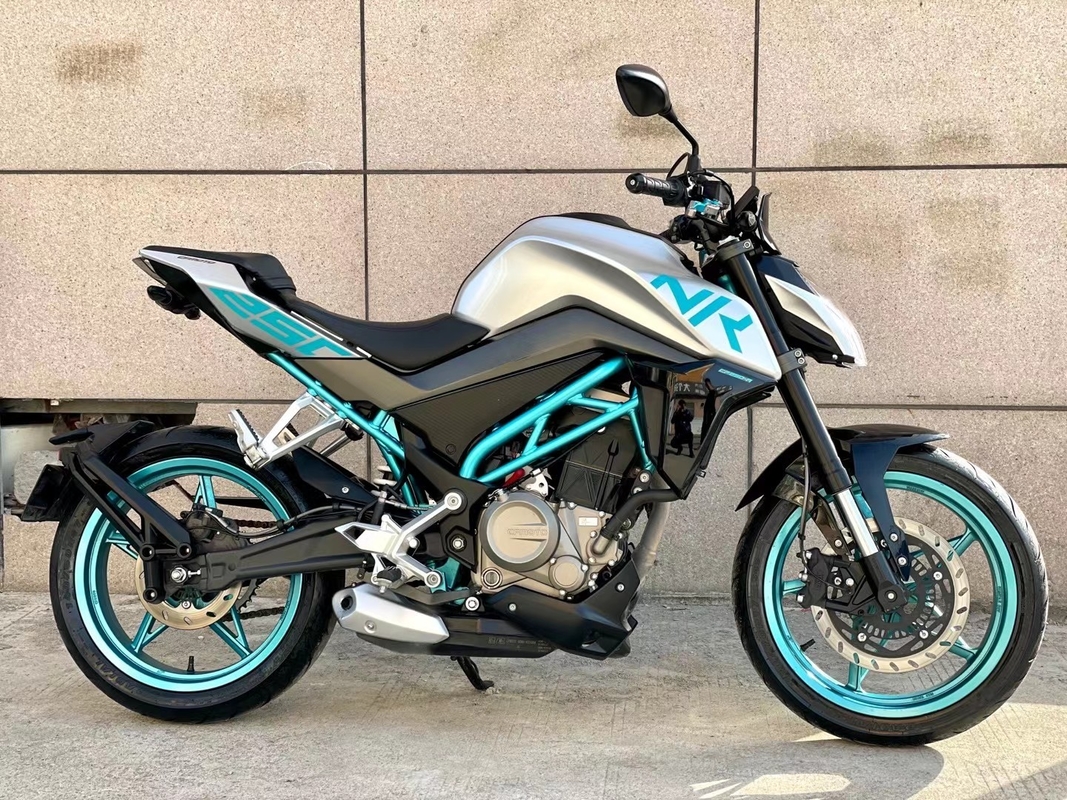 एयर कूल्ड 4 स्ट्रोक SOHC 2 वाल्व इंजन के साथ 150cc उच्च शक्ति वाली मोटरसाइकिलें